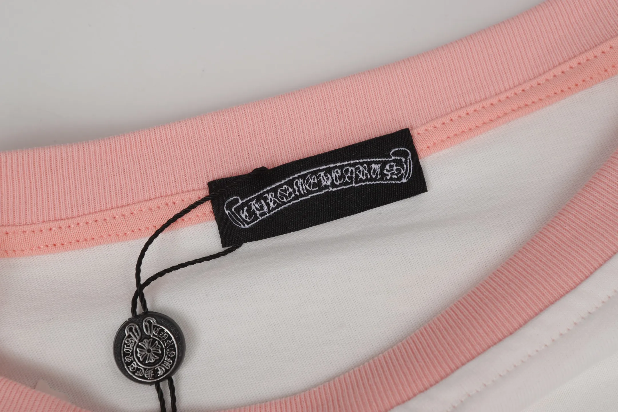 P170 Cross-border quantity model, please do not place an order if you are pursuing quality -Chrome Hearts/Chrome Hearts Xiaohongshu popular Sanskrit horseshoe stitching embroidered long-sleeved T-shirt -High weight, high density and high quality, soft, delicate and skin-friendly wool, soft and silky to the touch, excellent warmth and skin-friendly properties -Customized weaving and dyeing, no color difference, no matter the fabric or workmanship details, beat the ordinary version on the market -Colour: black with white, black with pink -Size: S M L XL
